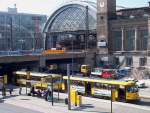 Straenbahnzug bestehend aus zwei Tatra-Triebwagen an der Haltestelle Dresden-Hbf.