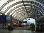 Dresden Hauptbahnhof, groe Abfahrtshalle fr den Kopfbahnhof,  links und rechts wird diese Halle von kleineren Hallen flankiert,die den Durchgangsverkehr ein Stockwerk hher berdecken,  Okt.2009