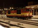 371 005-0  Pepin  wartet bei frostigen Temperaturen in Dresden Hbf auf die Ankunft des EC 179 nach Prag.