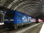 Am spten Abend des 28.11.2009 steht die 253 014  175 JAHRE DEUTSCHE EISENBAHNEN  der PRESS in Dresden Hbf auf dem Gleis zwischen den Bahnsteigen 17 und 18; im Hintergrund fr die Nacht abgestellte