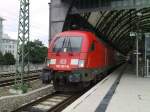 Die BR 182 001-8 ist gerade als EC 175 im Dresdner Hauptbahnhof angekommen