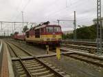 371 001 9 fhrt im Dresdener HBF ein und wartet auf den nchsten Auftrag.