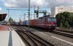 180 011 zieht am 30.09.10 einen Containerzug vorbei am Dresdner Hbf Richtung Rbf Friedrichstadt.