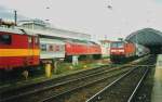 Im Januar 2001 verlsst 143 206-1 mit einem bunten RE den Dresdener-Hbf..