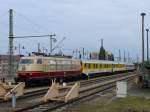 Inzwischen hat eine 363 einen EC-Wagen auf dasselbe Gleis zum Abstellen gebracht, wo 103 222 mit ihrem Gleismesszug bis zum nchsten Morgen stehen bleiben wird; Dresden Hbf., 09.08.2010
