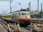 Eine 103 - ein seltener Besuch in Dresden: diesmal 103 222 mit dem Gleismesszug RAILab2 zur Fahrwegmessung. Dieser Zug bernachtete vom 09.zum 10.08.2010 in Dresden Hbf; im Hintergrund eine 363 auf Rangierfahrt
