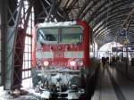 143 217 die Schublok des RE´s steht vereist im Dresdner HBF.