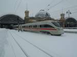 ein zweiter ICE T fhrt aus dem Dresdner HBF., und schiebt mchtig Schnee vor sich her.