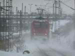 S1 bei der Ausfahrt aus dem Dresdner HBF nach Meien Triebischtal,am Zugschlu 145 043-5 wirbelt ordentlich Schnee auf.