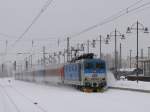 Mit +40 und einer Wolke aufgewirbelten frischen Schnee bringt CD 371 201  Gottlieb  (ex DB 180 001) den EC 176 aus Brno (Brnn) nach Dresden Hbf.