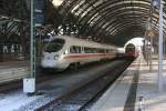 In Dresden(Hbf.)warten ein ICE-T (BR411)und eine Regionalbahn auf ihre Abfahrt.28.01.2011.