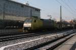 ITL ES 64F-902 (152 902) mit einem leeren Autozug am Haken durchfhrt den Dresdener Hauptbahnhof.28.01.2011.