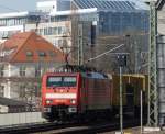 189 014 schleicht sich an der Auenseite des Dresdner HBF´s vorbei in Richtung Schandau mit einem Containerzug am Haken.