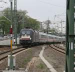 MRCE Dispolok ES 64 U2-036 mit einen EC aus Hamburg am Haken bei der Einfahrt in den Dresdener Hauptbahnhof.25.04.2011.