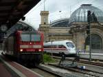  Doppelausfahrt  143 368 und ICE T im Dresdner HBF.