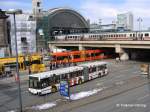 Zwei NGT6DD der Linie 3 begegnen sich und auf dem Hochgleis steigen die Fahrgste in den EC 176 nach Hamburg.