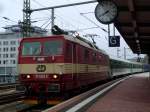 371 003 bei der Ausfahrt aus dem Dresdner Hbf.