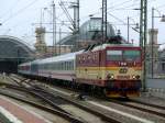 371 015 mit ihrem IC bei der Ausfahrt im Dresdner Hbf in Richtung Decin.