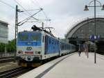 371 002 bei der Ausfahrt mit ihrem IC aus dem Dresdner Hbf.