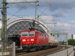 180 008 kommt mit einem Gterzug aus Tschechien durch Dresden Hbf.