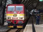 371 005-0  Pepin  (noch in alter Lackierung) steht am 28.03.2010 mit einer Schwesterlok (bereits in neuer Lackierung) und ihrem Eurocity nach Villach abfahrbereit im Dresdner Hauptbahnhof!