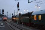 Whrend sich Schnellfahr-Dampflok 18 201 am 01.09.2012 auf Gleis 3 im Dresdener Hauptbahnhof mit ihrem Sonderzug der SVC auf die Fahrt zu den XVIII.