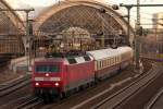 120 138 verlsst mit der Rheingold-Garnitur den Dresdner Hbf in Richtung Dresden-Altstadt.