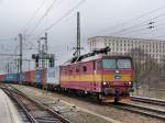 372 013 zieht am 06.04.13 ihren Containerzug durch den Dresdner HBF.