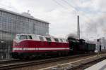 118 770 zieht die tschechische 464 102 und den Personenwagen Ae1-4729 am Dresdner Hauptbahnhof vorbei Richtung Bad Schandau.