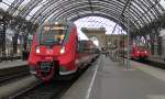 442 813 steht mit dem RE 17062 nach Leipzig Hbf in Dresden Hbf, im Hintergrund steht 442 648 mit dem RE 18284 nach Hoyerswerda.