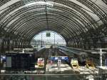 Hauptbahnhof Dresden, Blick auf die Kopfbahnsteige der Mittelhalle - 19.08.2006  