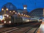 Nicht nur im Hintergrund des Bildes auch im Hintergrund des Interesses steht die 143; der Star am Morgen des 9.Dezember 2006 in Dresden-Hbf ist die alte Stangen-E-Lok E 7710 mit dem aus CD-Wagen