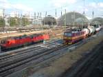 28.09.2006; Hauptbahnhof Dresden; der Umbau ist in vollem Gange; von meinem Bro kann ich tglich die Fortschritte sehen; hier verlsst gerade ein Gterzug die neue Sdhalle; die beiden Bahnsteige