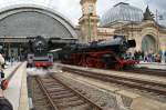 35 1097-1 mit einem Sonderzug aus Nossen (links) und 03 2155-4 mit DPN 20850 aus Berlin Schöneweide (rechts) stehen am 18.4.2015 in Dresden Hbf. Beide Sonderzüge sind anlässlich des 7. Dresdener Dampflokreffens gekommen. Gut das der Zug aus Berlin 15 min Verspätung hatte, sonst gebe es dieses Foto wahrscheinlich nicht.