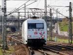 101 050  Jugend forscht   kommt aus ihrer Warteposition, um den EC 172 von Budapest-Keleti nach Hamburg-Altona zu übernehmen; Dresden, 12.04.2015  