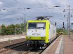 Nicht wie üblich auf dem Güterzuggleis (ex Gleis 2) außerhalb der Bahnhofshalle sondern auf Gleis 17 durchfährt CAPTRAIN / ITL 145 094 (ex 145-CL 003) mit einem Zug leerer