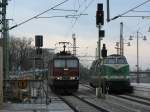 Fast Reichsbahn-Flair: Die ITL-Lok 118 002 (ex V180 DR) muss warten bis die entgegenkommende DB 180 006 (in Farbgebung DR) die Strecke freimacht.