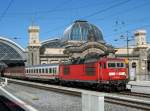 Die ehemalige 180 001 noch in Farbgebung DB jedoch als CD-Lok 371 201 bei Ausfahrt aus Dresden Hbf.