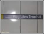 Zwei fehlende Pnktchen geben dem Namen der Stadt auf dem Schild der S-Bahn-Station Dsseldorf Flughafen Terminal eine ganz andere Bedeutung (am 01.03.2008 daselbst entdeckt und aufgenommen).