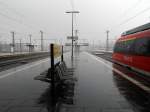 Blick auf den Bahnsteig Gleis 6/7 während eines Regenschauers im Düsseldorfer Hbf.

Düsseldorf 19.12.2014