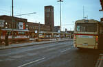 Platz vor dem Düsseldorfer Hauptbahnhof mit Straßenbahnen und Bus (1983)