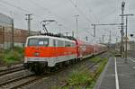 111 111-1 schiebt am 17.08.2021 den RE 3-Ersatzzug 89165 aus dem Düsseldorfer Hauptbahnhof