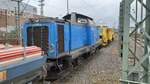 Die 212 009-5 von EFT steht am 01.02.2023 mit einem Bauzug im Hauptbahnhof Düsseldorf