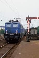 Um 1980 fährt 110 263-1 mit einem Eilzug in den Bahnhof Düsseldorf-Bilk ein.