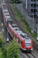 Der Triebzug 423 798 ist Mitte Mai 2019 auf dem Weg zum Düsseldorfer Flughafen.