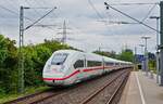 Vom 04. bis 14.06.2024 war die Hauptstrecke Düsseldorf- Köln wegen Bauarbeiten gesperrt. Fernzüge, die nicht über Wuppertal umgeleitet wurden, mussten den Weg über die S-Bahnstrecke nach Düsseldorf-Eller nehmen und ab dort die Güterzugstrecke nach Köln-Mülheim nutzen. Aus Köln kommend durchfährt der siebenteilige ICE 4 9214 am 14.06.2024 den S-Bahn-Haltepunkt Eller Mitte.