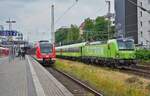 Mit einem Zug von Flixtrain durchfährt die 193 604-6 am 19.06.2024 den S-Bahn-Haltepunkt Düsseldorf-Wehrhahn, daneben fährt 422 062-0 mit einer S 6 nach Ratingen
