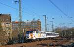 Kurz vor dem Düsseldorfer Hauptbahnhof legt sich die 110 469-4 mit einem RE 1-Zusatzzug aus Köln in Düsseldorf-Volksgarten am 02.03.2025 in die Kurve