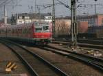 Der Steuerwagen der S6 kommt mit 3 weiteren Wagen und einer 143er in den Düsseldorfer HBF eingefahren.