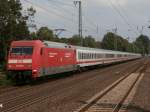 Am 1.8.14 kam 101 015-6 Unsere Züge schonen die Umwelt mit einem langen IC durch Düsseldorf Oberbilk gefahren.
